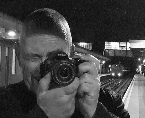 just a bloke that goes to work, eats too much, never visits a gym, but is surrounded by a great supportive family. oh and I drive a district line train. 🚇