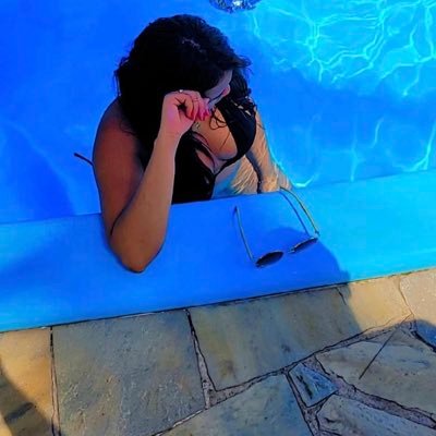Enfermeira, mineira, apaixonada pela adrenalina, pelo esporte e pelo CAM! Meggie e Zaya 🐶❤️ Segue lá na rede vizinha @buuhalvees