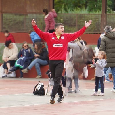 Entrenador y jugador de balonmano🤾‍♂️.
Madrileño de Madrid⭐.
Ingeniero informático en fase de desarrollo🖥️.
Con ideales a prueba de balas🐍