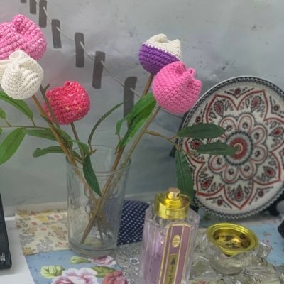 أعشق المطبخ وأجيد التعامل مع أدواته..وتلهمني الخيوط بأنواعها وأسعد أوقاتي في حياكتها..الكتاب أجمل زوايا يومي.. وقلمي يتقن صياغة المعاني ..