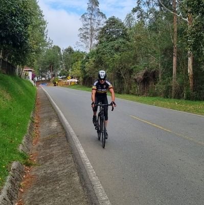 De izquierda a muerte; entre más conozco a las personas, más quiero a mis 🐱🐶, amante de un buen café ☕☕ y voraz lector 💪👊🚴🇨🇴....