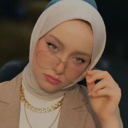 فلا تغرّنك الأقوالُ إن عظِمت
حتى تلبس من أفعالها حُلَلُ.