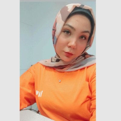 إنما باللُطف تبلغُ في القلوب مقاما
لَم تّشبَه أحداً ، هُنالكَ شيئًا أبقاها مُختلفة
