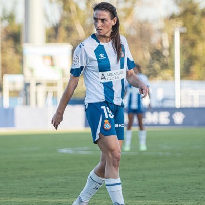 Jugadora del Espanyol. ⚽️⚡❤ 'Pedes in terra ad sidera visus' @emartsoccerfem