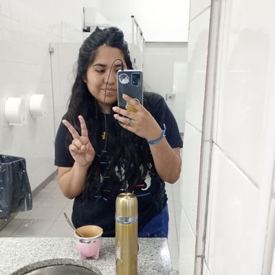 peticueva's profile picture. Acá es donde vengo a llorar y tirar el cuero.