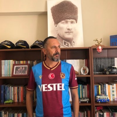 Emekli Deniz Astsubayı Trabzonsporluyuz, onurludur kavgamız! Atatürk’ün işaret ettiği yolda, Kuvâ-yi Milliye. Trabzonspor Kongre Üyesi.