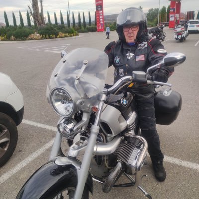 En fase de jubilat, apassionat de les Motos i de la gastronomia i quan la cartera ho permet, la meva gran passió és agafar la moto i fer llargues rutes.