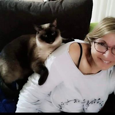 soymaikagarcia's profile picture. Estudiante de arte, amante de la literatura y los animales, y aficionada a las temáticas de misterio. ¡Mi primer libro "La Magia Está En Ti" ya está a la venta!