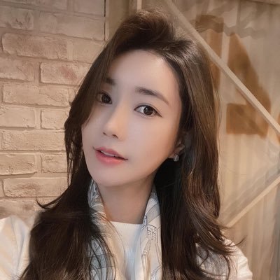 My name is Bella. I run a family business of medical beauty. I am also the owner of the investment team. I also invest in real estate and cryptocurrency