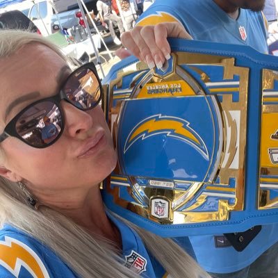 https://t.co/FZdCyzdvYd DHBC AZ Secretary/Treasurer-SoCal girl in an AZ world @diehardboltclub @dhbcaz @Chargers ⚡️⚡️⚡️⚡️New Season New Chargers