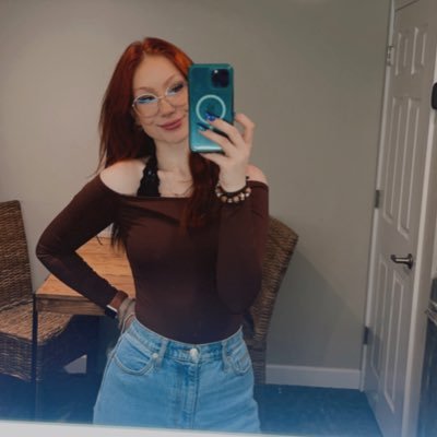 eliz_brigham's profile picture. a struggling actress who has a mushroom garden in her apartment who makes jewelry