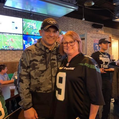 I am librarian/tech at Astoria Schools in Astoria, IL. I'm a fan of the NY Jets. I enjoy all things Apple, Puggles, hanging out with my husband.