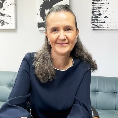 Terapeuta Familiar y Conferencista. Autora de los libros Si lo amas ¡Edúcalo! para niños y adolescentes. Conductora del programa Chayo Contigo en Joya 93.7 FM