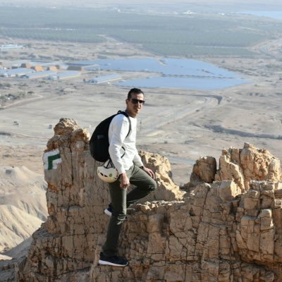 كاتب قصة قصيرة،شاعر، مستشار قانوني متخصص في حل النزاعات الدولية التجارية، مدرّب في القيادة المجتمعية، ماجستير في القانون الخاص