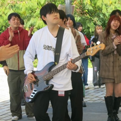 ベースとたまにギター。 所属していたサークル→フォーク村/XXTRA!!/カガライブ!(10th🐬10th~12th音響)/金大LL研
