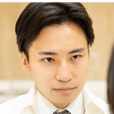 うめだ美容外科クリニック院長。細かい所にトコトン拘ります。 #形成外科専門医 を取得後に #美容外科 に転身しました。 二重切開(眼瞼下垂)•表/裏ハムラ•フェイスリフト 鼻手術は耳鼻科医とコラボで行います。国際C級ライセンス所持