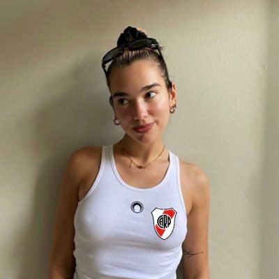 una fanática obsesionada de dua lipa