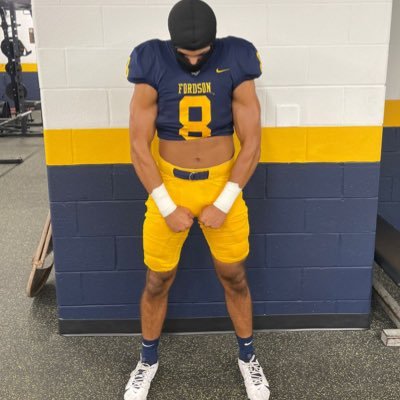 Fordson high school 🚜 • EDGE •6,5 225 • 4.6 40 • Class/2024 All state •Leading the state in sacks 😈💪🏽😈 HusseinAlbarkat2@gmail.com ~ 15 offers (3 D1) ⭐️⭐️⭐️