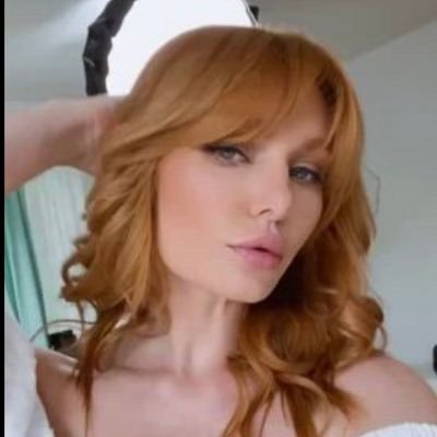 A beautiful lonely redhead text me to get to know me better