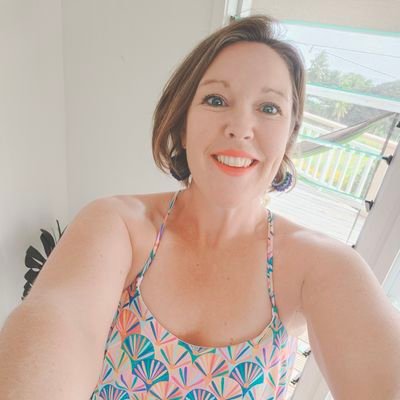 llarray's profile picture. PR type. Living in the Cook Islands