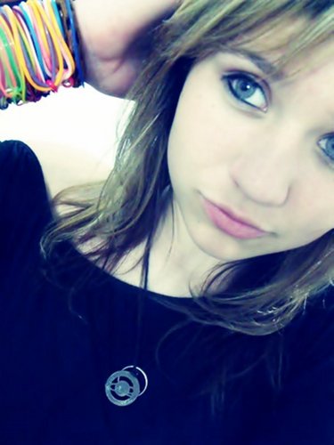 Uma menina louca, com 16 anos de puro ciúmes, que tem amor próprio muito forte, gosta de provocar e que tem uma mente assassina.