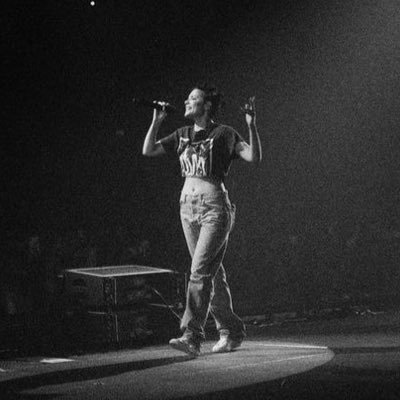 pictures of Halsey on tour/concert