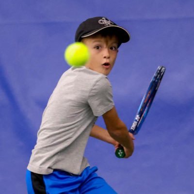 Mam na imię Patryk kocham grać w tenisa narazie mam 8 lat i jest to moja największa pasja tenis. konto pomaga mi prowadzić tata ale dodaje tweet razem ze mną 🎾