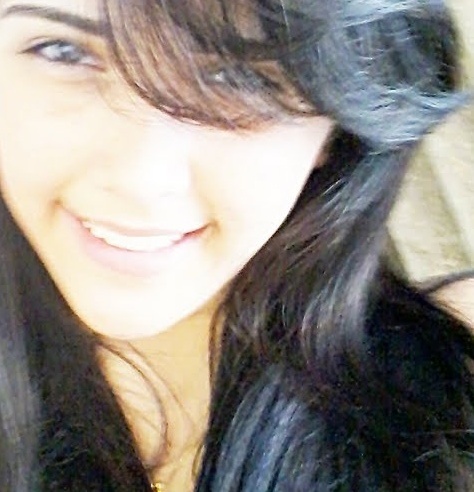 Eu choro. Eu me decepciono. Eu sorrio. Eu rio. Eu amo. Eu brigo. Eu xingo. Eu me irrito. Eu fico triste. Eu erro. Eu sou humana ... '