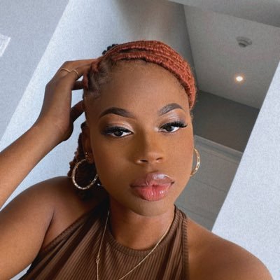 carolzz_01's profile picture. 