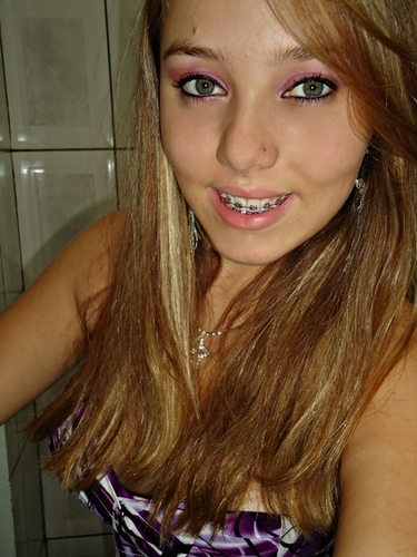 Virginiana, não vive sem música, estudante, completamente apaixonada por dança, futura legista ou veterinária, nunca se sabe, hehe.