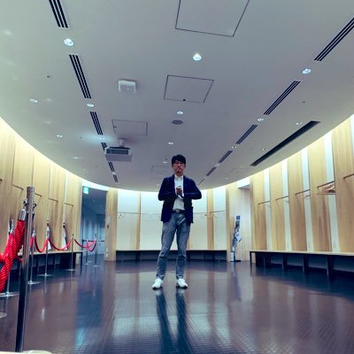 ロイの考える“３つの自立”
「経済的自立」「社会的自立」「時間的自立」とは？
大手通販会社の雇われバイヤーとしてNO.1の売上実績を上げる。その傍ら電卓も叩けない新人を何名も一人前のバイヤーに育て上げる。
2012年独立、WEB店舗設立４ヶ月後に月商1000万円突破。プロバイヤー育成講座を主催し数十人の起業サポート中。