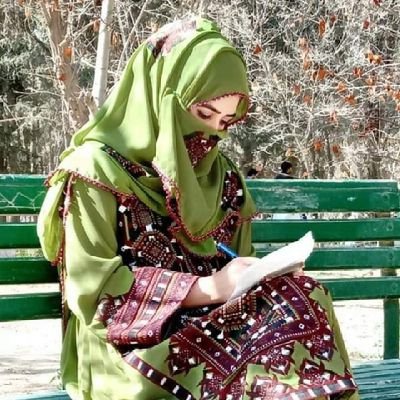امها ملتزمه فمهما تكون ميته على شوفته🦋ا
مااظنها راضيه بشكلها ذايارب أجعلها ليالي جب
ر وخير