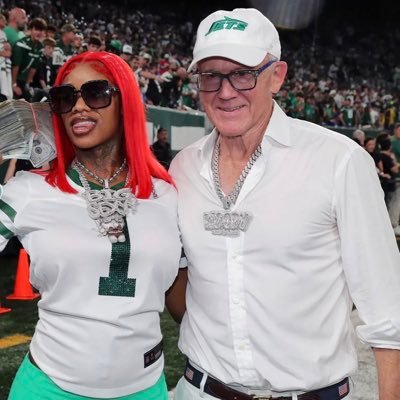 HollisBlack's profile picture. just trying to make passive income