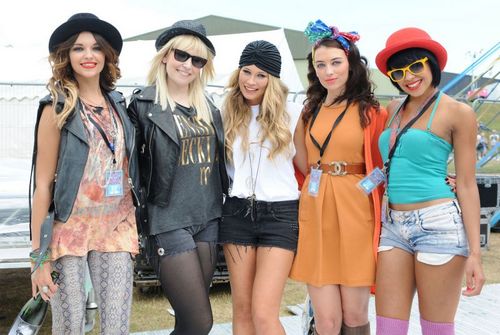 supporting the 5 girls @EmilyParade @SianParade @JessicaParade @LaurenParade @BiancaParade aka @parade ♥ Bianca and Jessica follows! :)