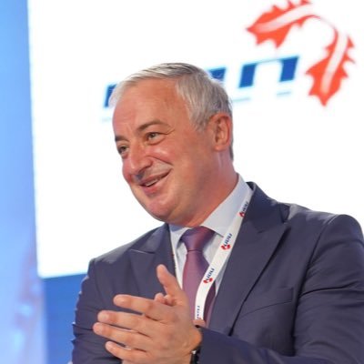 Ponosni otac trojice dječaka. Diplomirani ekonomista. Poslanik u Parlamentarnoj skupštini BiH. Član Glavnog odbora PDP-Partije demokratskog progresa.