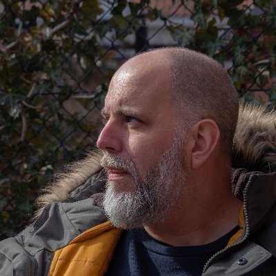 Soms denk ik maar gek te zijn. Het is echter de wereld die altijd door draait. Niet links, niet rechts, rechtuit liefst. Kleine zelfstandige.