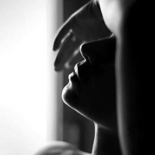 XiTdA7PCmtlV1iY's profile picture. وإذا العيونُ تحدثت بلغاتها قالت مقالًا لم يقلهُ خطيب🤍