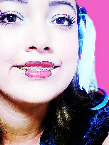 ' metida , chata , ignorante , linda , ciumenta , brigona [....] && com o tempo conhecerá mais ;*