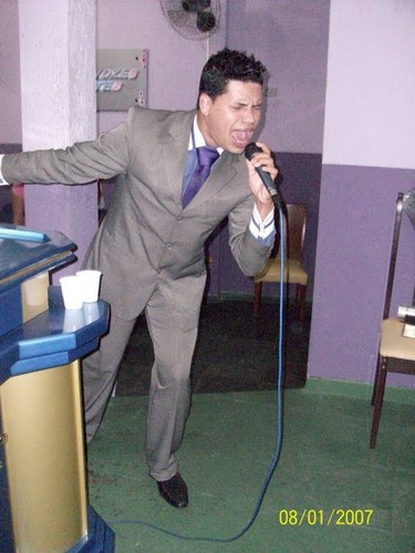 - Sou Homem de Deus , que desde os 7 anos  prego e louvo o nome de Jesus cristo nosso salvador .. tenho 20 anos . sou cantor para a glória de Deus.