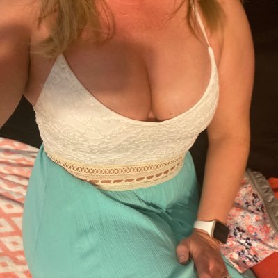 Happily married to @MrEBrooks1127 Hotwife living in central FL. I love sex and document as much of my sex life as possible! I also do custom videos so DM me!