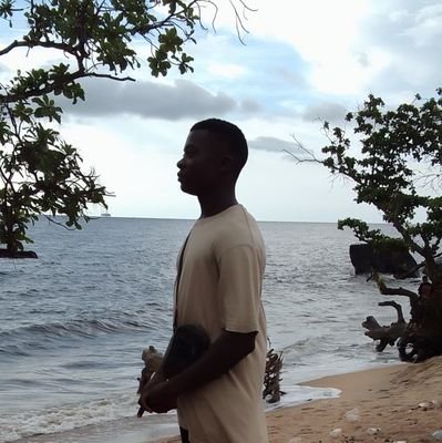 Étudiant en chaudrométal et vitrerie à l'université de Kribi