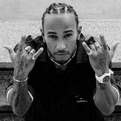 niallstrengvt's profile picture. ferrarista🇮🇹 mercedes fan🖤 Harry Styles🌙 lotr💍🧝‍♂️slytherin🐍⚡️