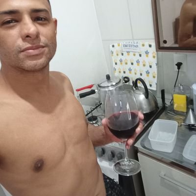 Vivo sempre no presente. O futuro, não o conheço. O passado, já o não tenho. Pesa-me um como a possibilidade de tudo, o outro como a realidade de nada.