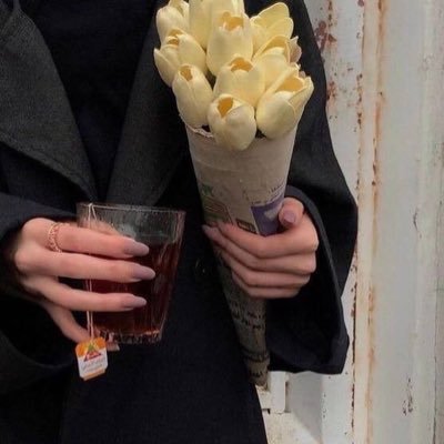 شخص يرمي حسراته في أكواب شايّ.