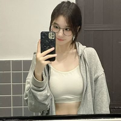 TheresiaSa66478's profile picture. 00后性瘾女大 目前舞蹈生，听说推推可以看到色色😳所以就来看看不一样的世界🌐目前自己一个人住 😜由于自己比较敏感😘，做爱时会喷水，会定期检查身体🍓快餐400 夜1400 🚪199，诚心第一 口嗨勿扰！