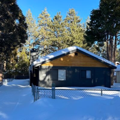 “Bearnita” is a cozy mountain retreat in the quiet Peter Pan neighborhood of Big Bear City. Come hang out! Clear your mind and unwind!