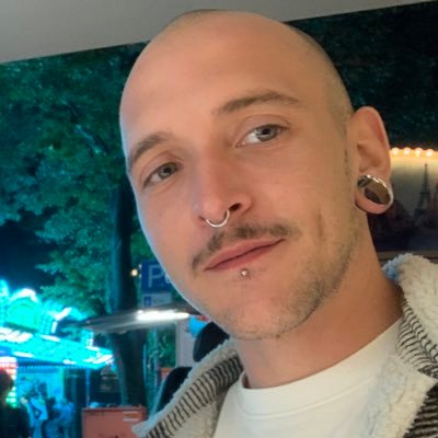 vogelfau's profile picture. eat the rich. fuck AI.