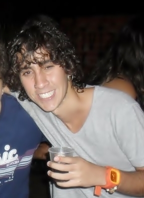 Quando todos se forem
eu vou estar lá com você,
amigos até depois do fim ♫ ♪ '