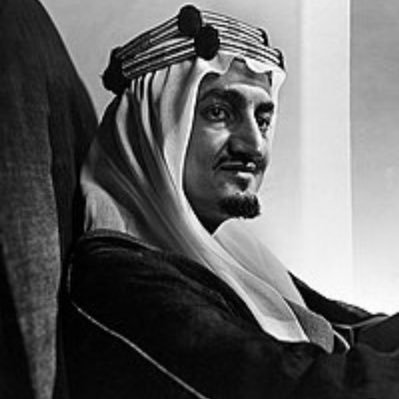 حُلمنا نهار ونهارنا عمل نملك الخيار وخيارنا الأمل وتُهدينا الحياة اضواء في آخر النفق تدعونا كي ننسى الماً عشناه..💫
