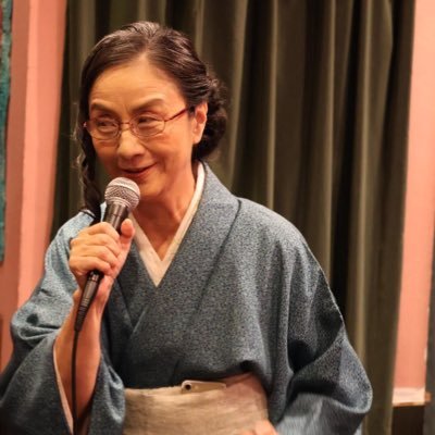 Singer/Comedienne ジャズも歌えば日英中（広東語）でスタンダップコメディいたしております。林家＝山主、ご要望に応じて、リトリート/夢見庵のバケーションレンタル、日英通訳・翻訳、保育、中国占術鑑定など、たまには働きます。

家族は、伴侶＝27歳年下の樵。21年の香港暮らしで迎えた国際養子二人（成人済み）。